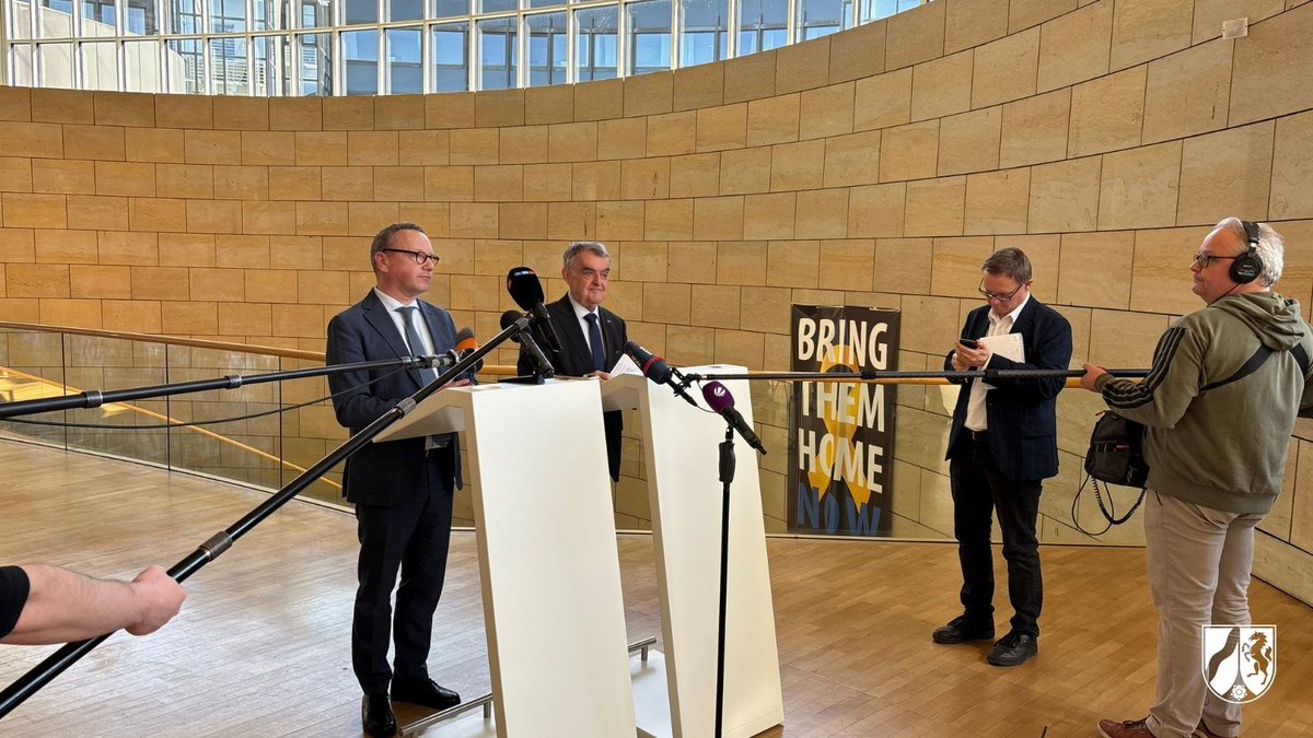 #Großrazzia gegen #Umweltkriminalität ! - 250+ Einsatzkräfte von #Polizei &amp; #Staatsanwaltschaft durchsuchen 50 Objekte in #NRW &amp; #RLP. Der Verdacht: illegale Entsorgung belasteter Böden durch kriminelles Netzwerk. #Ermittlungen laufen.