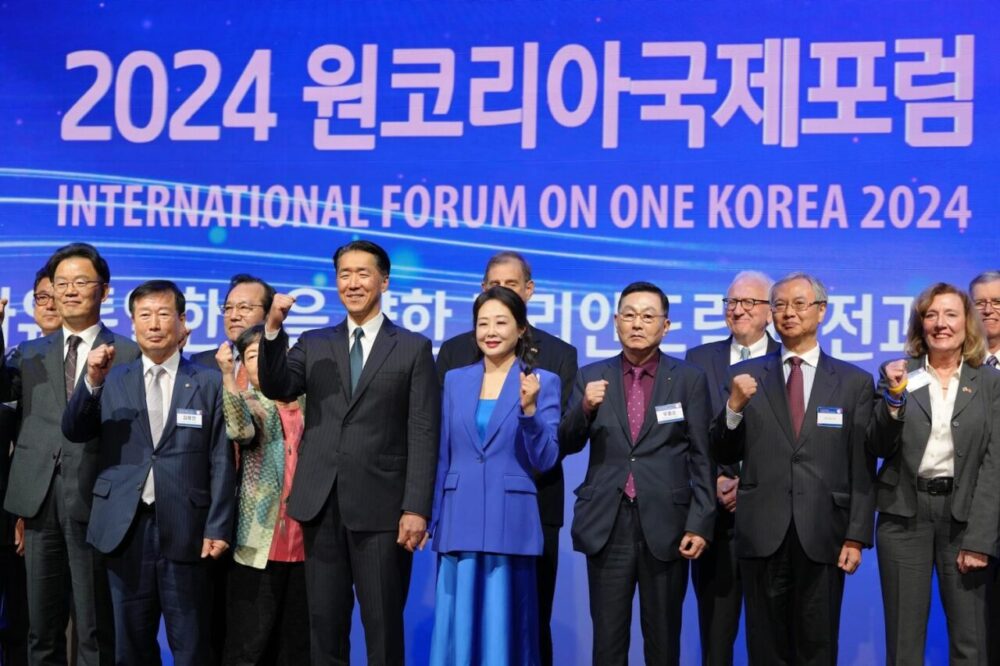 The International Forum on One Korea, held in Seoul on September 27, gathered 500 participants from over 30 countries to discuss pathways to reunification under the Korean Dream. 

Read more: ow.ly/BC4C50Vg1J6

#KoreanDream