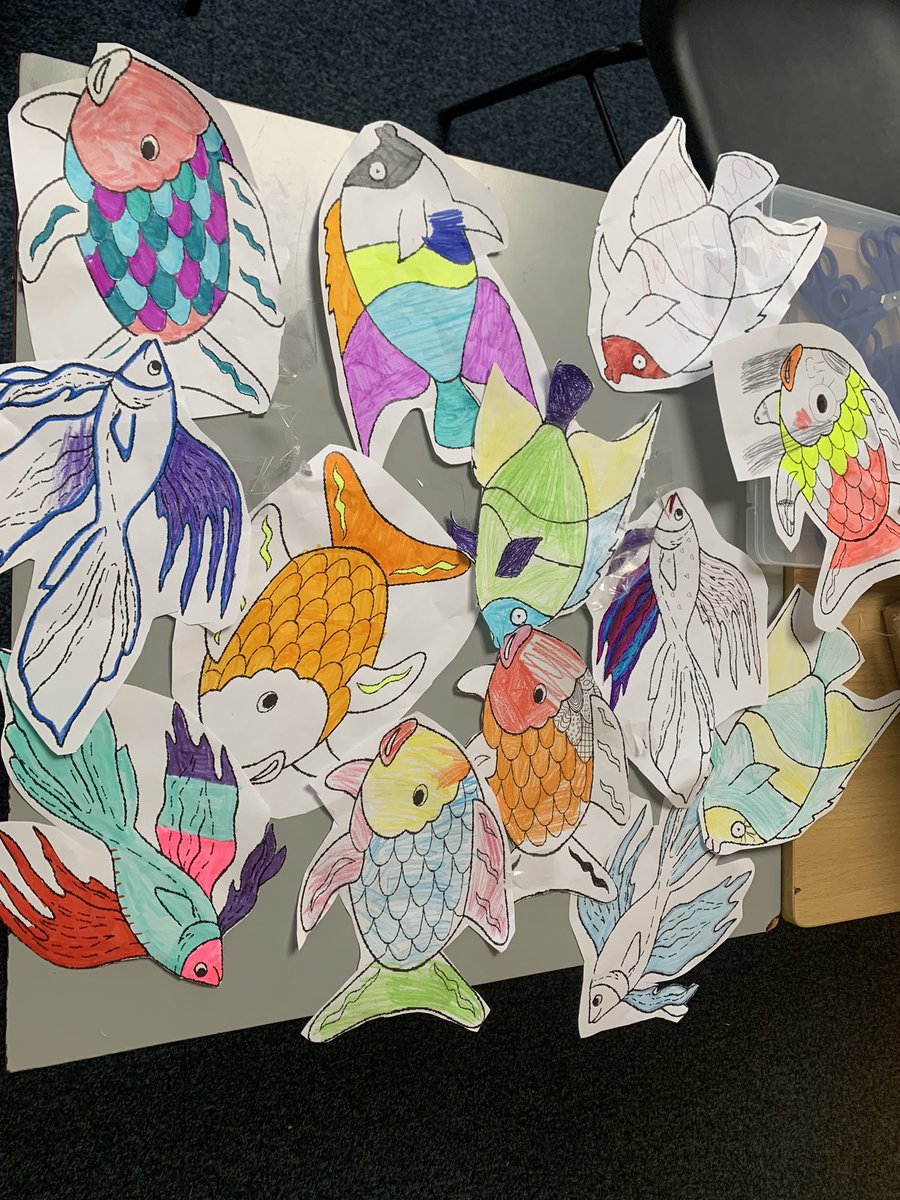 C'est *le poisson d'avril! *
Today we celebrated Le 1èr avril by playing 'poisson d'avril', a French tradition dating back to the 16ème siècle, where you play a trick on someone by sticking a fish on their back. 
Pictured, les poissons de 1ère année, de classes Boyne et Barrow