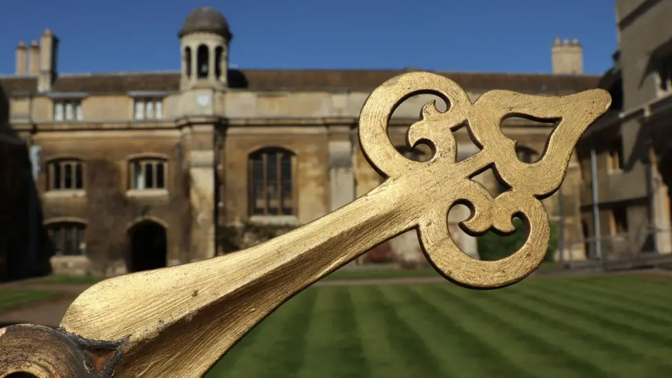 Cambridge Development & Alumni Relations (@yourscambridge) on Twitter photo ⳠTime flies⦠but sometimes, it just disappears!
Almost a century after two mischievous students replaced the hands of the <a href="/CaiusCollege/">Gonville & Caius College</a> chapel clock with cardboard fakes, one of the originals has finally been returned! The hour hand is now safely in the College Archiveābut ā³ Time flies⦠but sometimes, it just disappears!
Almost a century after two mischievous students replaced the hands of the <a href="/CaiusCollege/">Gonville & Caius College</a> chapel clock with cardboard fakes, one of the originals has finally been returned! The hour hand is now safely in the College Archiveābut