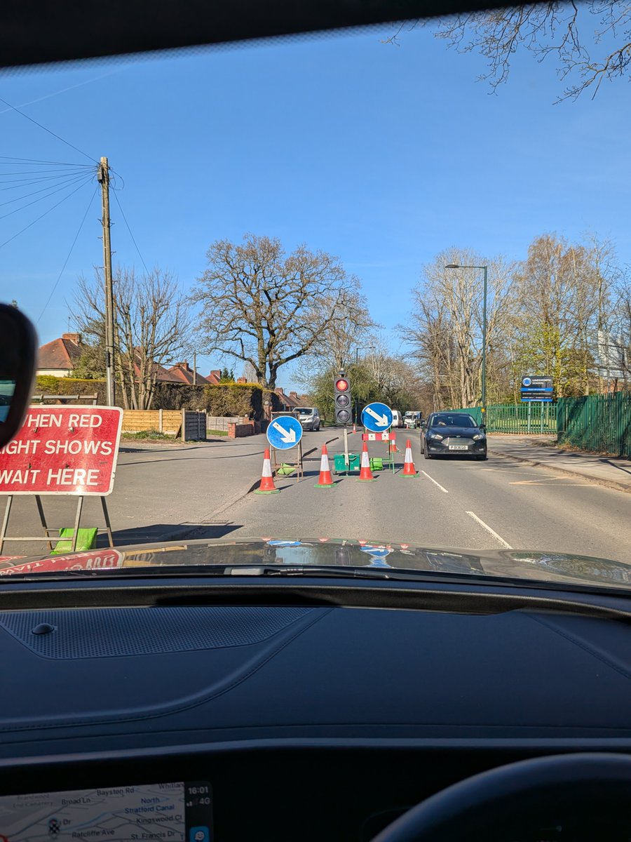 TSpuddefoot's tweet photo. @CadentGasLtd can you confirm why you set up lights outside Lindsworth school on Moneyhul Hall road in Birmingham at peak school time but forgot to get anyone to work there? You're causing chaos for no reason. https://t.co/swOEVt4fdj