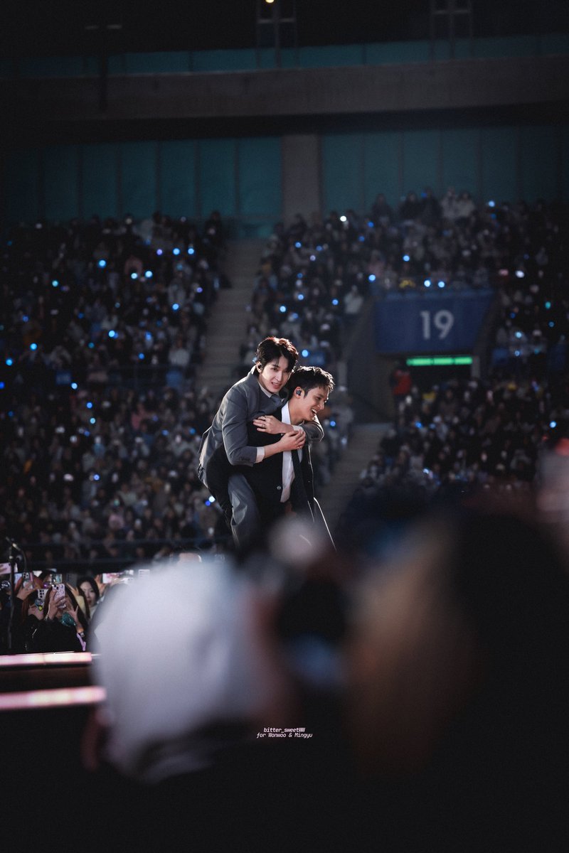 minwonjeu's tweet photo. This moment is really beautiful to the point that everyone had to capture it whether they are minwon fansites or not, minwon you are so loved by the people 🥹🥹🥹🥹 https://t.co/Ip8mAwmkVK
