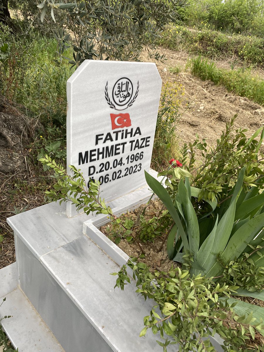 idilck07's tweet photo. Kollarınıza sarılmak isterken toprağınıza sarıldım yine.. https://t.co/fPgmPAPiUY