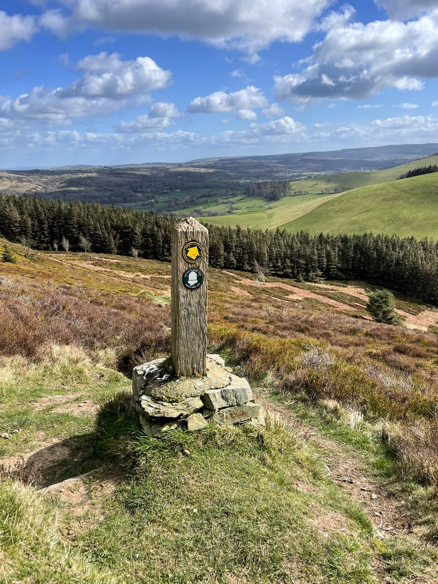 Heading south along a stunning section of the Offa’s Dyke path from Foel Fenlli 😍🏴󠁧󠁢󠁷󠁬󠁳󠁿

📍- Clwydian Hills, North Wales

#hiking #adventure #northwales #scenery #clwydians