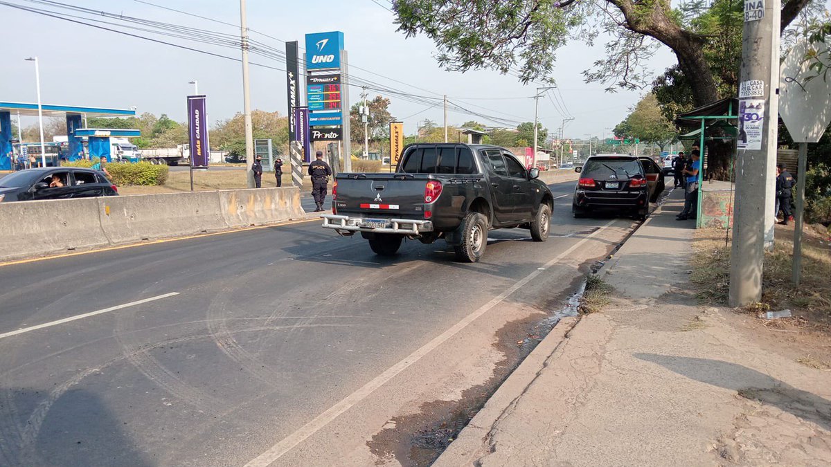 PNCSV's tweet photo. Informamos que Ismael Antonio Jurado Jurado, responsable del homicidio registrado el pasado 29 de marzo en San Miguel falleció hoy tras atentar contra nuestros policías. 

Este sujeto, al ser ubicado intentó darse a la fuga en una camioneta, chocando contra otros vehículos donde se transportaban los policías, poniendo en riesgo sus vidas, quienes actuaron en legítima defensa.

El hecho se registró frente a la gasolinera del redondel cantarrana km 63 ½ Santa Ana.

Jurado tenía orden de captura vigente por lesiones agravadas y violacion, además tenía antecedentes desde 2013 por:

▫️ Hurto 
▫️ Agrupaciones Ilícitas 
▫️ Resistencia