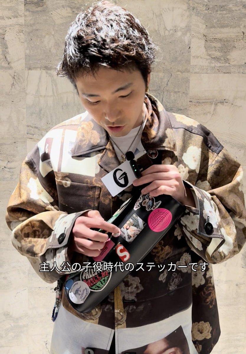 GINZA_magazine's tweet image. 俳優の #柄本佑 さんが「ジル サンダー 銀座」のグランドオープニングレセプションに来場！ステッカーでカスタマイズされた私物の〈カンノーロ〉バッグなど、装いのポイントを教えてもらいました。

#jilsander #ジルサンダー #tasukuemoto #カンノーロ #ジルサンダー銀座 #jilsanderginza
