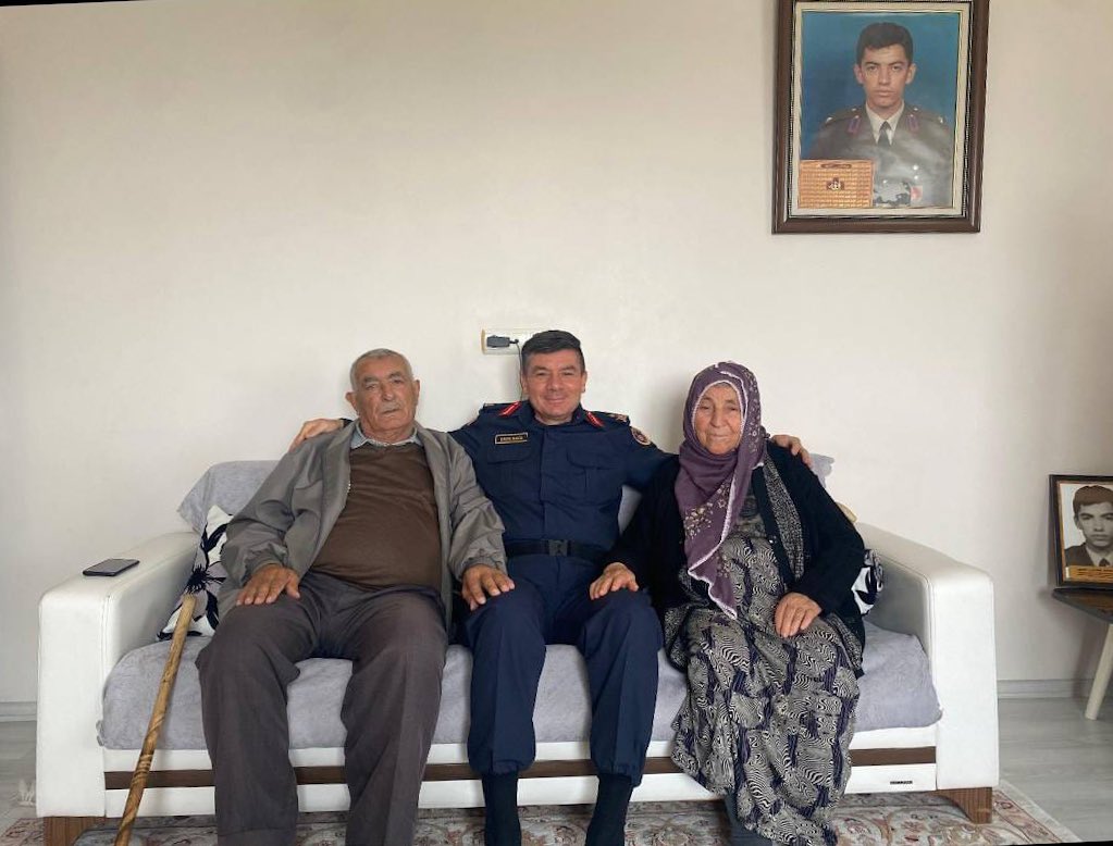 Kayseri İl Jandarma Komutanımız Tuğgeneral Sayın Hakan DEDEBAĞI, 2 Ekim 1998 yılında Hakkari Yüksekova kırsalında şehit olan Şehit Üsteğmen Efkan CENGİZ’in Tomarza İlçesi İncili mahallesinde ikamet eden kıymetli ailesini ziyaret ederek bayramlarını tebrik ettiler.