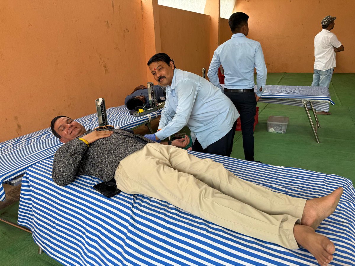 lonikar_rahul's tweet photo. आष्टी कोकाटे हदगाव सर्कल मधील लोकप्रिय असलेले सर्वांचे मित्र कृष्णा कुरधने यांच्या तृतीय जयंती निमित्त परतुर तालुक्यातील मित्र परिवाराच्या वतीने भव्य रक्तदान शिबिर* व   योगदान निधी संकलन कार्यक्रमाचे आयोजन  आष्टी येथील सिद्धेश्वर मंदिरामध्ये करण्यात आले होते.२/१
@BJP4Maharashtra https://t.co/gtQbvQ5uJU