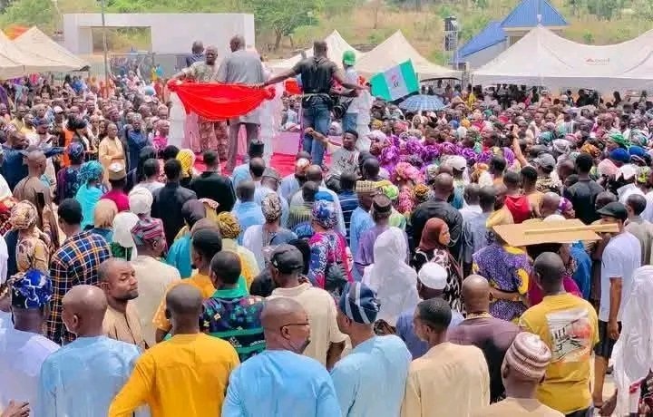 radionigeriahq's tweet image. Photo: Residents turned out in their numbers as Senator Natasha Akpoti-Uduaghan visits her constituents in Kogi Central.
#Natasha #Kogi #RadioNigeria