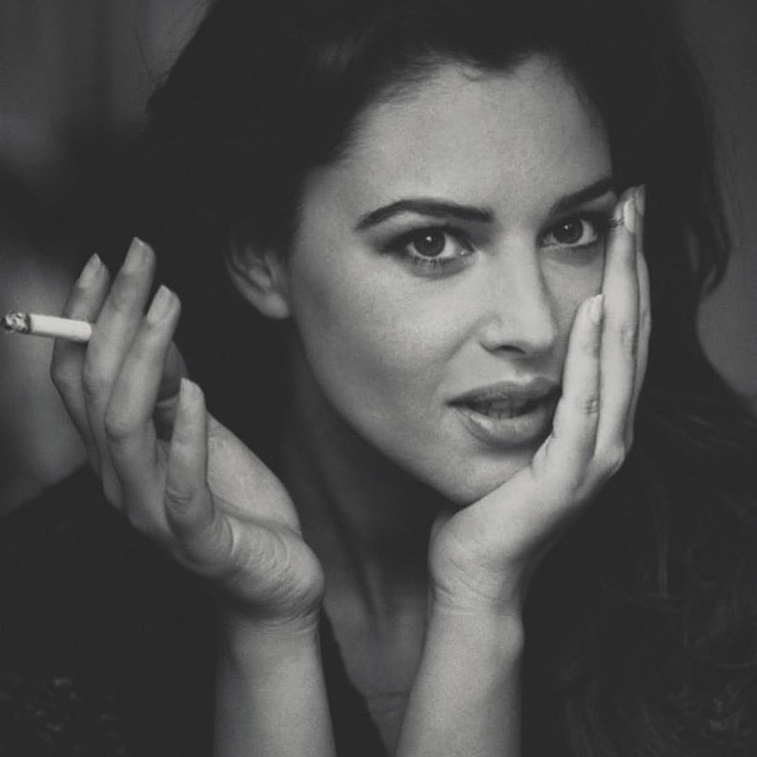 RealEmirHan's tweet photo. Monica Bellucci. 1995 https://t.co/hhJxtu9RXs