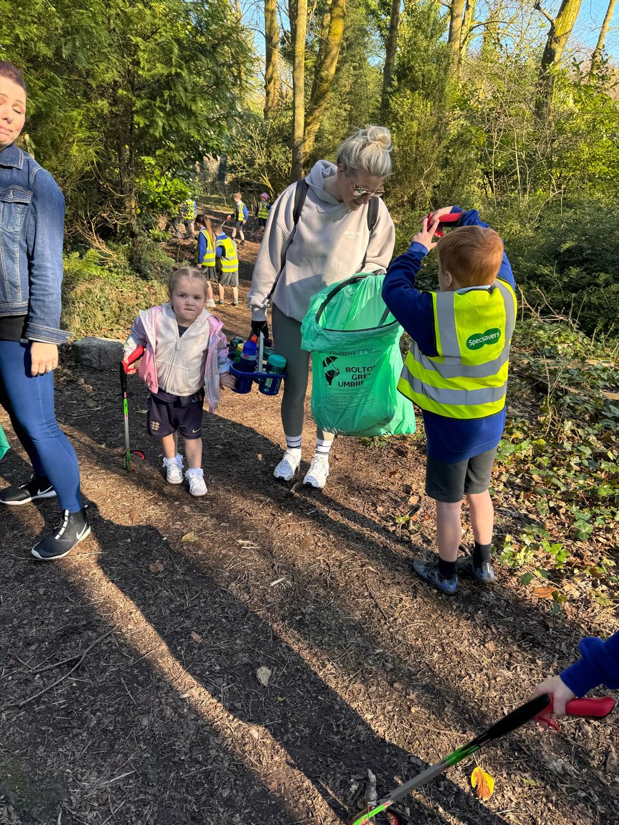 Year 2 had a marvellous time litter picking in the sunshine for their Lenten Challenge! 🚮 ☀️ Thank you to all our wonderful volunteers!
