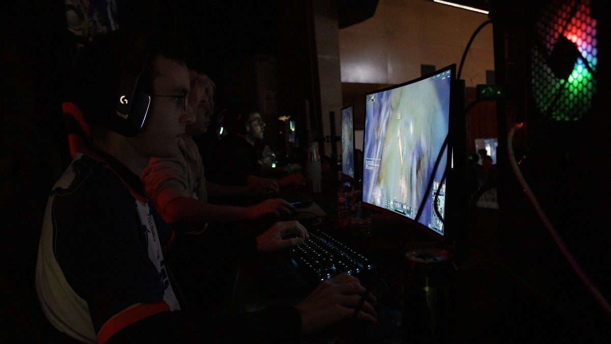 Gamesports Electrònics (@gamesportselect) on Twitter photo 🔥 Les primeres imatges de les finals de LIOP <a href="/omnium/">Òmnium Cultural</a> ja estan sortint del forn! 🔥 Quantes ganes teniu de veure l'àlbum complet? 👀✨
📸 <a href="/glassvision_mp4/">Gonzalo Addiego | Filmmaker</a>
📢 Amb el suport de: <a href="/cultura_cat/">Cultura</a> <a href="/culturadigicat/">Cultura Digital</a> <a href="/SomosLaTormenta/">Circuito Tormenta</a> <a href="/level4teches/">level4</a> 🔥 Les primeres imatges de les finals de LIOP <a href="/omnium/">Òmnium Cultural</a> ja estan sortint del forn! 🔥 Quantes ganes teniu de veure l'àlbum complet? 👀✨
📸 <a href="/glassvision_mp4/">Gonzalo Addiego | Filmmaker</a>
📢 Amb el suport de: <a href="/cultura_cat/">Cultura</a> <a href="/culturadigicat/">Cultura Digital</a> <a href="/SomosLaTormenta/">Circuito Tormenta</a> <a href="/level4teches/">level4</a>