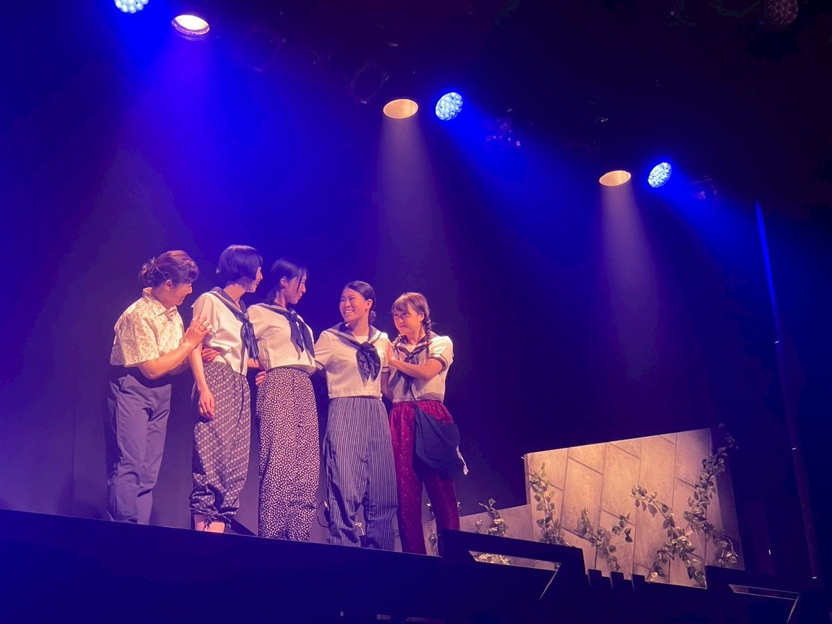 hata_natsumi's tweet photo. #あゝ大津島碧き海 
本日は場当たりでしたー！
音響、照明、セット、、、とても素敵なお話に、もっと素敵な要素が加わりました！✨
明日はゲネプロ、本番と迎えます、、、
成沢千代ちゃんと向き合えるのも、あと少し。後悔のないように。
当日のご予約はDMで！

https://t.co/wz9r1WOwuV https://t.co/oCvSEJi3u0