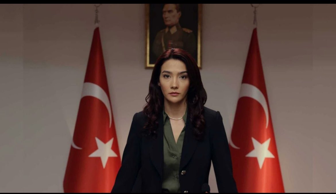 alirizagokk's tweet photo. TRT’nin ekran yüzü, TRT’yi hedef alan boykotun destekçisi oldu.
Şimdi beklenti adaletin herkese eşit işlemesidir.
1.Aybüke Pusat, TRT (TEŞKLİAT)dizisinde oynayan bir oyuncu.
Ama şimdi TRT’nin de içinde olduğu bir ekonomik boykot çağrısını paylaşıyor.
TRT’nin ekmeğini yiyip TRT’ye karşı boykota katılmak, en hafif tabiriyle vefasızlıktır.
2.Bu sadece bireysel bir paylaşım değil.
Devlete karşı organize ekonomik bir sabotaj çağrısı.
Ve çağrının başını da Özgür Özel çekiyor.
3.Adalet Bakanlığı, bu çağrılar için “re’sen soruşturma başlatacağız” dedi.
Peki güzel.
Aybüke Pusat’a soruşturma açılacak mı?
Özgür Özel’e de aynı işlem uygulanacak mı?
4.Bu çağrılar bir günlüğüne de olsa esnafı, üreticiyi, pazarcıyı batırıyor.
Zarar büyük.
Ve kimse bu zararın hesabını vermiyor.
5.Ekonomik gücün siyasallaştırılması, pasif direniş gibi gösterilse de,
bu aslında devlet otoritesine ve milli ekonomiye açık bir meydan okumadır.
6.TRT’de dizisi yayımlanan bir oyuncu, TRT’yi de içine alan boykota katılıyorsa,
bu artık sadece bir fikir beyanı değil, doğrudan devlete karşı pozisyon almaktır.

Milletin vergisiyle ayakta duran kurumları hedef alanlara, millet reytingiyle cevap verir.
@trt @fahrettinaltun @RTErdogan