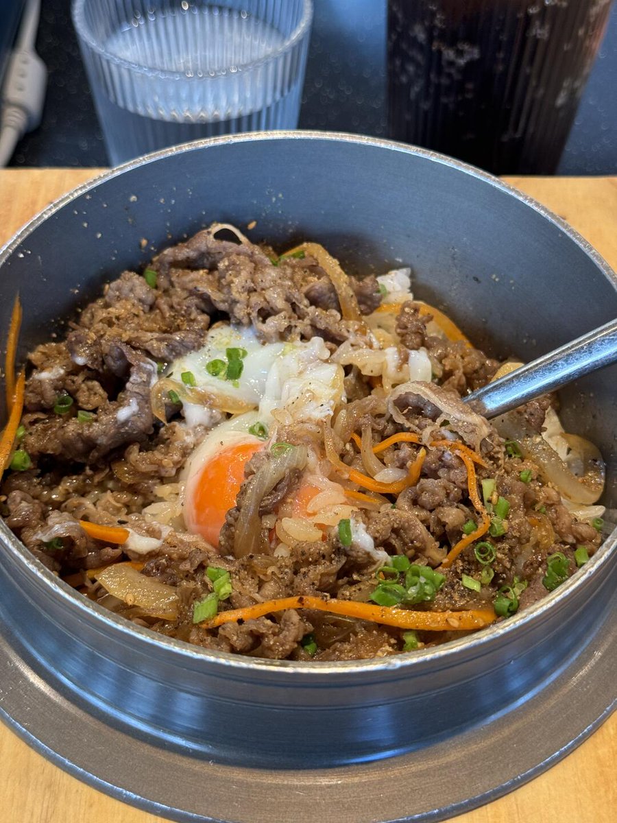 justiceriddles's tweet image. The Onsen Egg and Beef Rice is one of those comfort food fixings.
One serving came with the daily soup, salad 🥗, tamago yaki, and ginger slices.