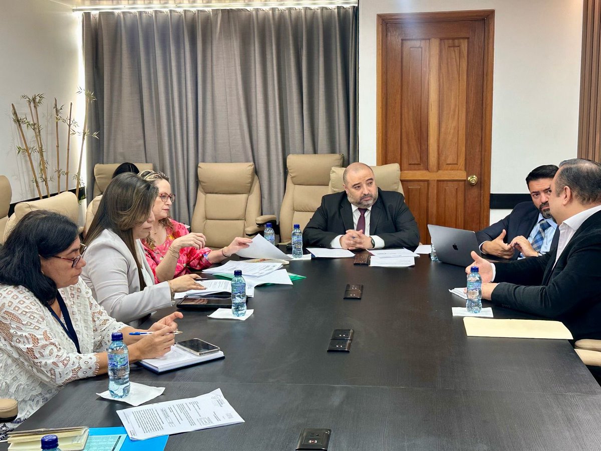 Hoy sostuve una reunión con autoridades de la Dirección de Regulación, Vigilancia y Control de la Salud con el objeto de verificar el estado de los trámites de registros sanitarios que autoriza dicha dependencia. Sigue sin implementarse Ley para la Simplificación de Requisitos y