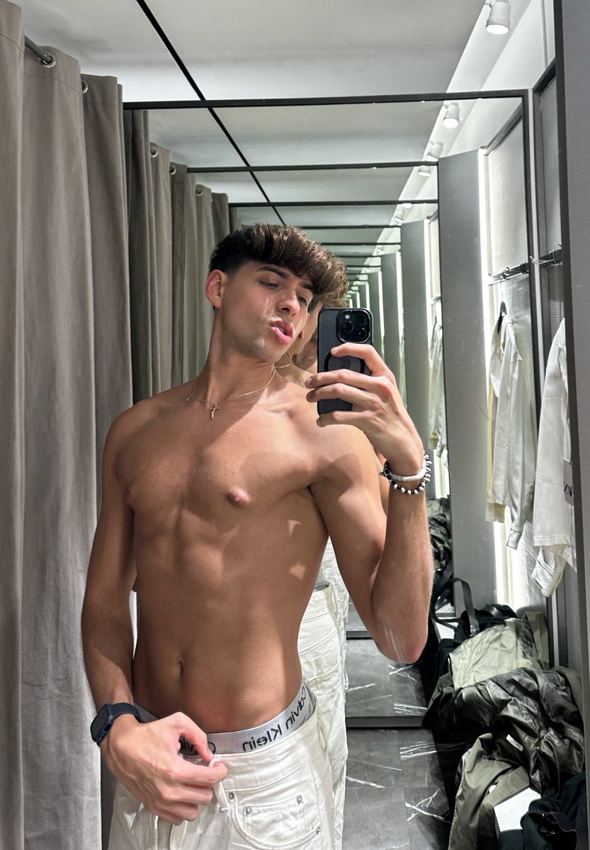 javinubet's tweet photo. Pero y esos abs ??? https://t.co/Xjf4TEkHn5
