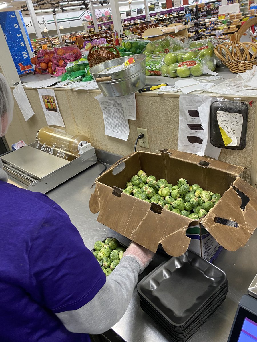 TDavie34's tweet photo. We’ve got some hard workers at Chief today! We packaged green beans, Brussels sprouts and chocolate! #BryanBuilt #Room108isGREAT #MultipleABILITIES https://t.co/UhTIzSA5hV