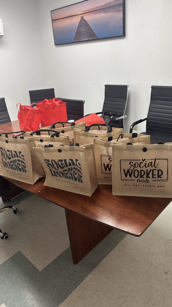 cheltenham1972's tweet photo. 💙 Celebrating Social Worker Month! 💙
This March, we’re showing appreciation to the incredible social workers at Einstein, Temple-Main, and Chestnut Hill Hospitals with special gifts as a token of our gratitude. 🎁💐 #SocialWorkerAppreciation #CheltenhamCares https://t.co/3gyXSIzGNI