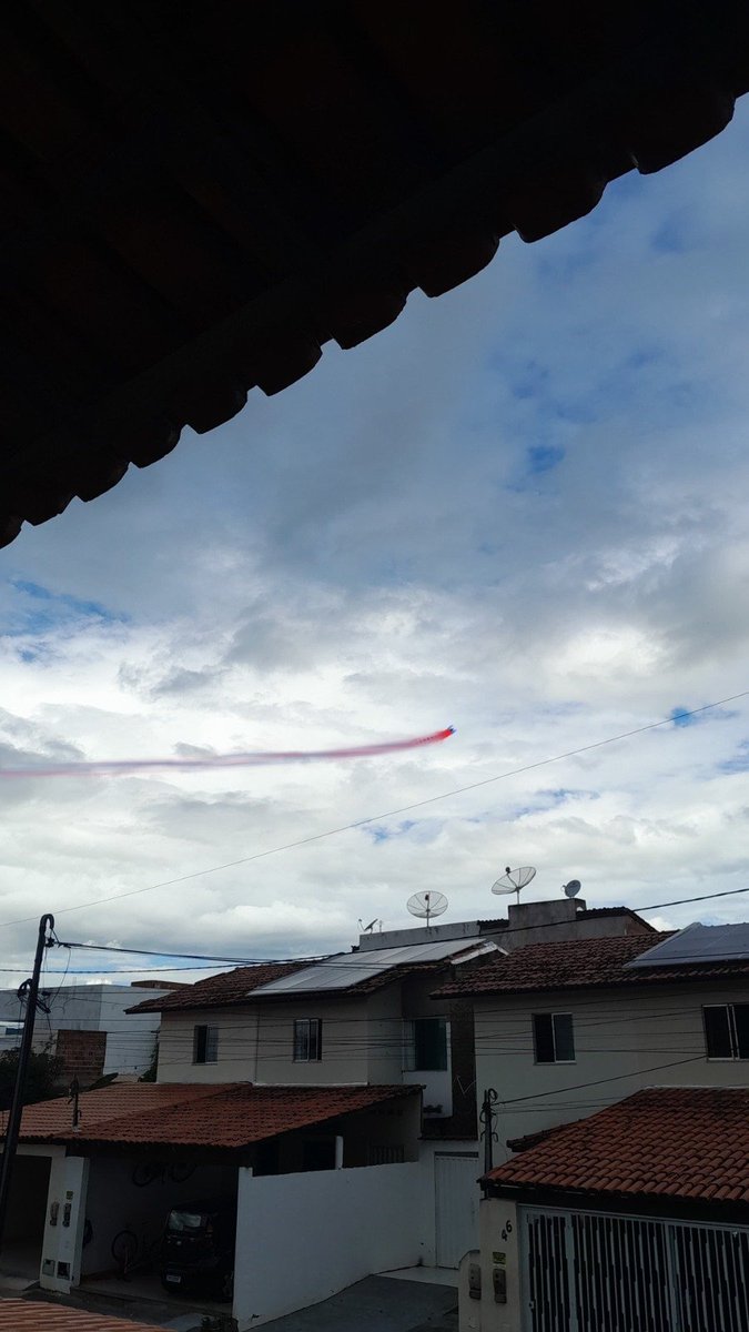 hellbazer666's tweet image. MEU DEUS ELE ACABOU DE PASSAR POR CIMA DO MEU CONDOMÍNIO AQUI EM JEQUIÉ 

#LookUp #Superman