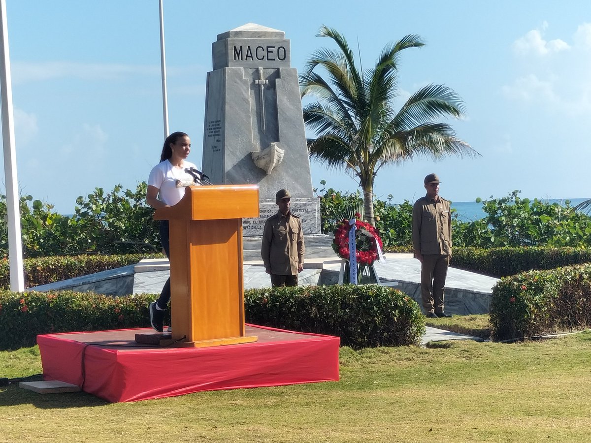 Con 63 jóvenes, en los predios del lugar donde desembarcaron aquellos héroes hace 130 años para incorporarse a la guerra, <a href="/DiazCanelB/">Miguel Díaz-Canel Bermúdez</a> y <a href="/DrRobertoMOjeda/">Dr. Roberto Morales Ojeda</a> escucharon, reflexionaron e intercambiaron sobre la historia, el presente y el futuro de la Patria.