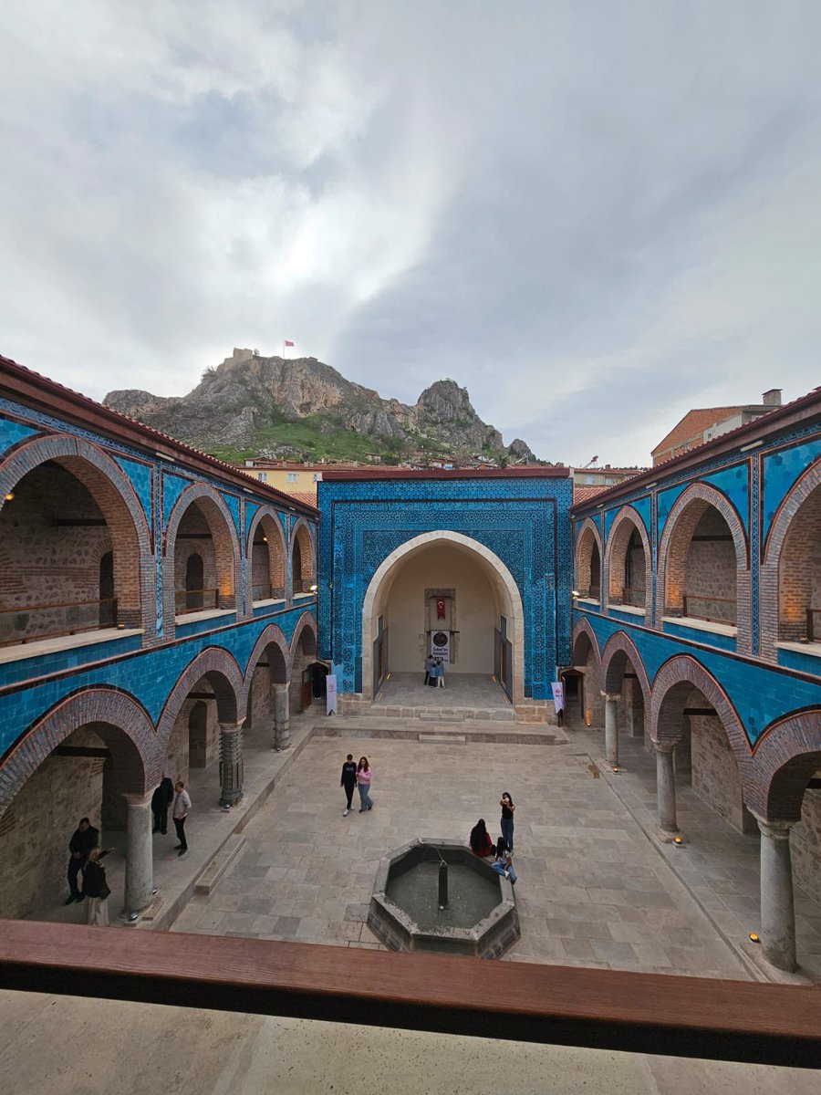 eafyoncu's tweet photo. Mutlaka görmeniz gereken bir Selçuklu eseri.
Tokat Gökmedrese.

13.  yüzyılda Muinüddin Süleyman Pervane tarafından darüşşifa olarak yaptırılan Gökmedrese, Türkiye Selçukluları'nın en güzel eserlerinden biri. Avlusu tamamen çini olan tek Türkiye Selçuklu medresesi.
Gökmedrese'yi restore ettirerek Tokatlılara kazandıran  Vakıflar Genel Müdürlüğü'ne teşekkür ediyorum. Gökmedrese'yi ve birbirinden güzel bir çok tarihi eseri görmek ve başta Tokat kebabı olmak üzere birbirinden lezzetli yemekleri yemek isteyenlerin yolu mutlaka Tokat'tan geçmeli.