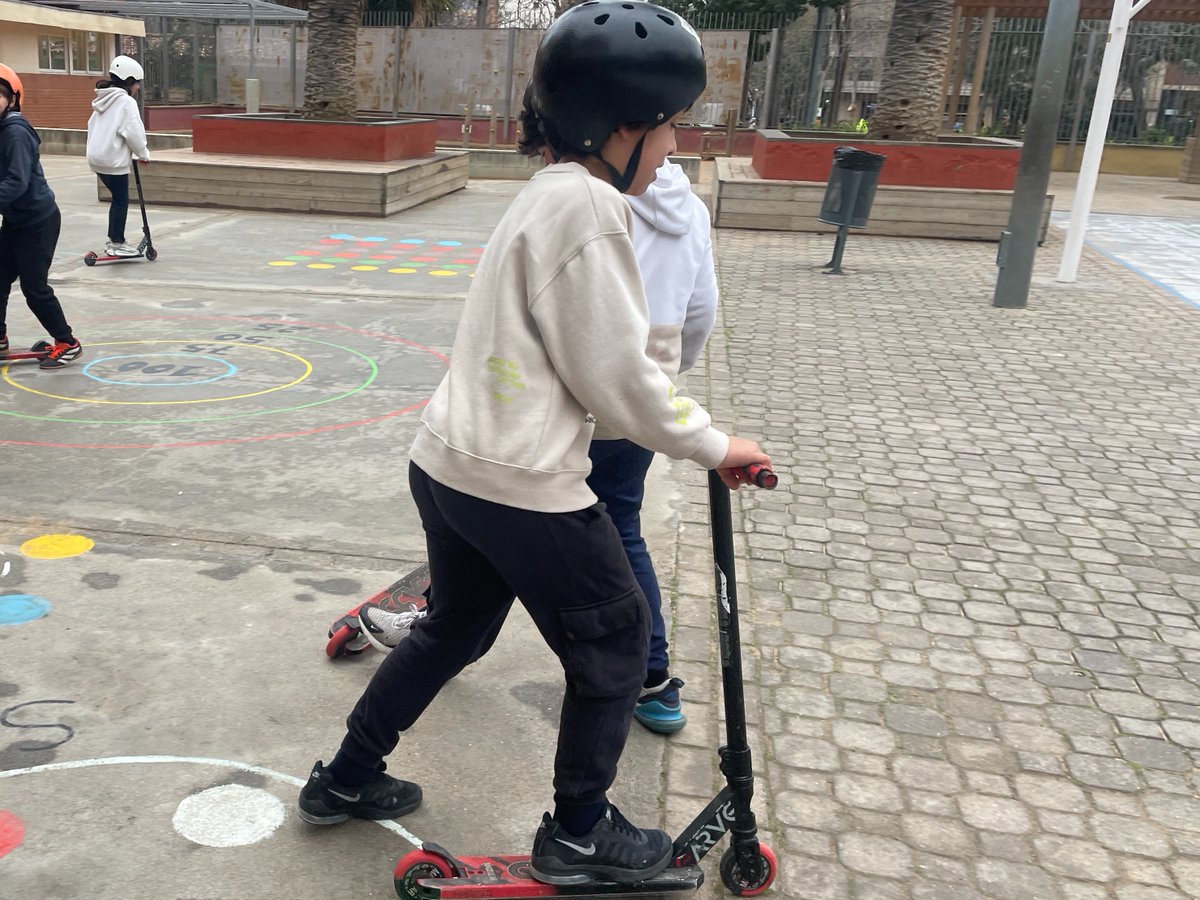 EscolaDuraniBas's tweet photo. EDUCACIÓ FÍSICA SOBRE RODES🛴🛹
Aquest trimestre, l’alumnat de 5è, ha estat practicant i aprenent a desplaçar-se amb skates i scooters. Ha sigut una gran experiència on s’han ajudat entre ells, ja que necessiten molt d’equilibri i sempre respectant les normes de seguretat. 👏 https://t.co/1AZHukmKQu