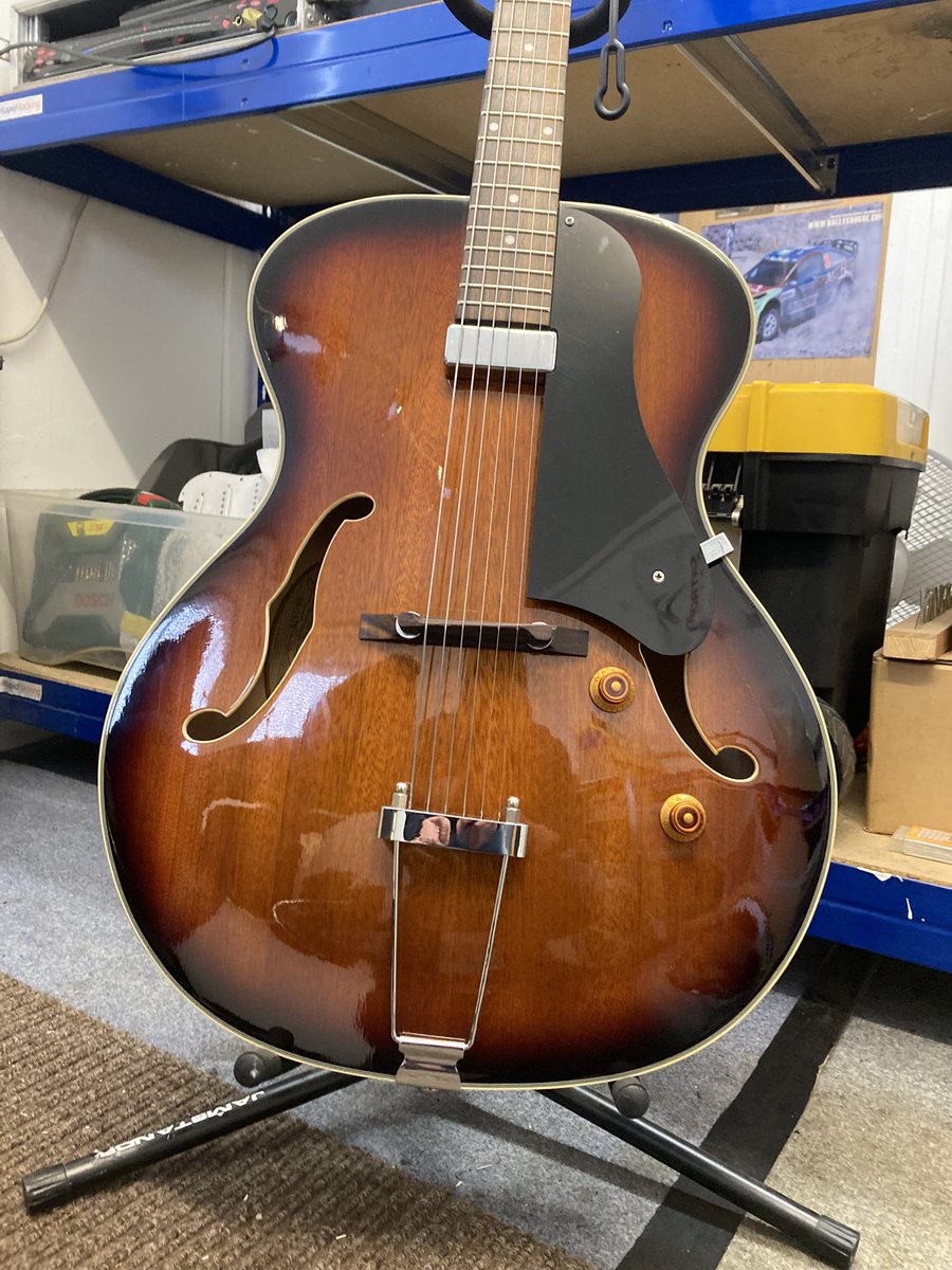 Washburn archtop in for set up with a set of flats and ready for some jazzy sounds. Many thanks to Derek! 

#washburn #washburnguitars #archtopguitar #guitartech #guitarrepair #guitartechnician #guitarrepairs #guitarsetup #guitarsetups #abguitartech #guitar #guitars