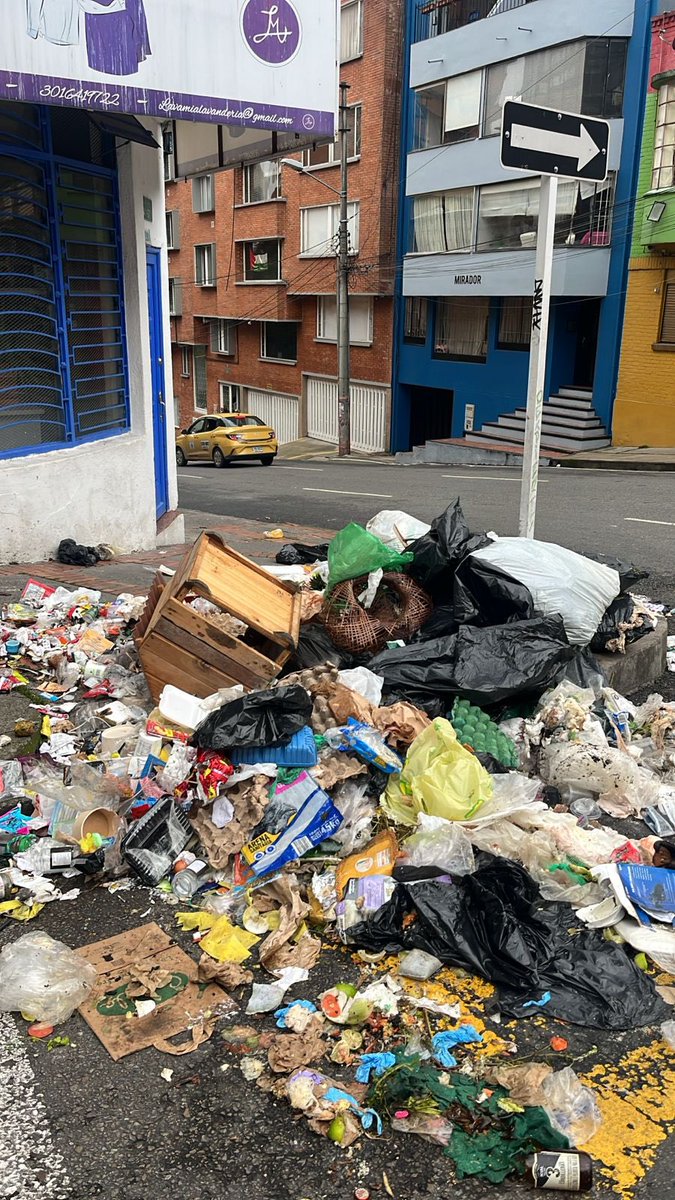 araqueconcejal's tweet photo. Este es un llamado de atención a @Promoambiental_ y a la @Uaesp. Bogotá no puede seguir con sus calles llenas de residuos. Esta esquina está ubicada en la calle 26B con carrera 4, en la que los tiempos de recolección no se respetan y también hay poca cultura ciudadana. https://t.co/cL9nf3Dr7N