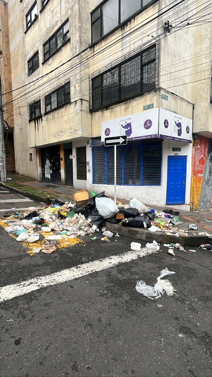araqueconcejal's tweet photo. Este es un llamado de atención a @Promoambiental_ y a la @Uaesp. Bogotá no puede seguir con sus calles llenas de residuos. Esta esquina está ubicada en la calle 26B con carrera 4, en la que los tiempos de recolección no se respetan y también hay poca cultura ciudadana. https://t.co/cL9nf3Dr7N