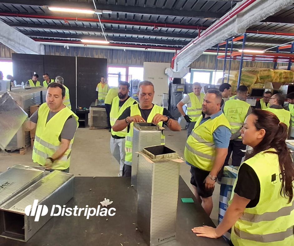 Distriplac_dp's tweet photo. 🔍 Hoy en Distriplac Gran Canaria, @ISOVERes nos reveló todo sobre Climaver® 360.

Aprendimos sobre sus ventajas en aislamiento de conductos autoportantes y técnicas de instalación.

¡Gracias #Isover y a los instaladores por su asistencia! 👏

#Distriplac #Formación #HVAC https://t.co/AsOJJf7gLP
