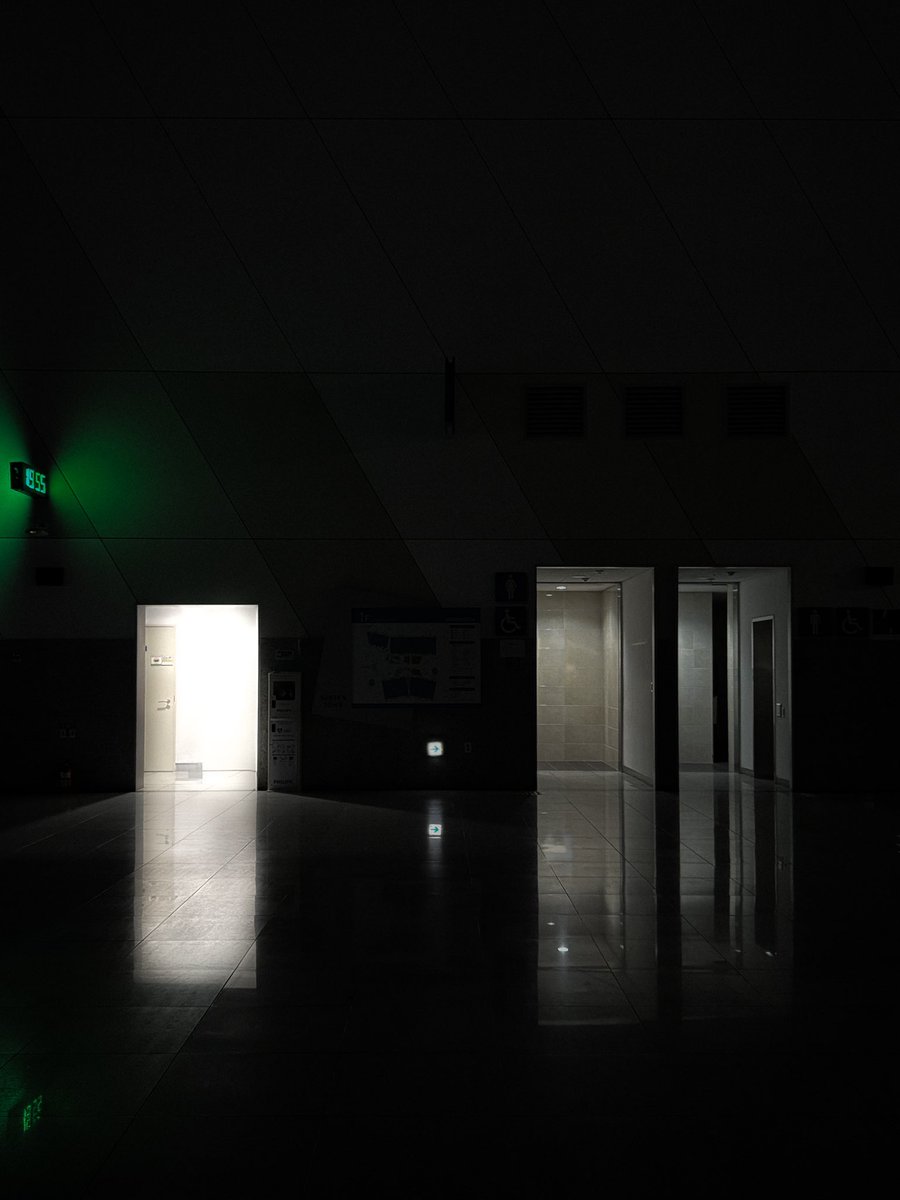 Liminal Space
꿈에서 본 것 같은 공간을 지나갈 때마다
기분이 이상해서 찍어놓는다