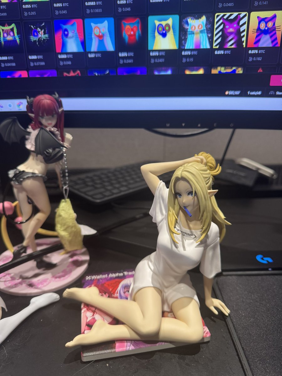 GM my guys! 

See my new girl friend. 

Who’s active rn?