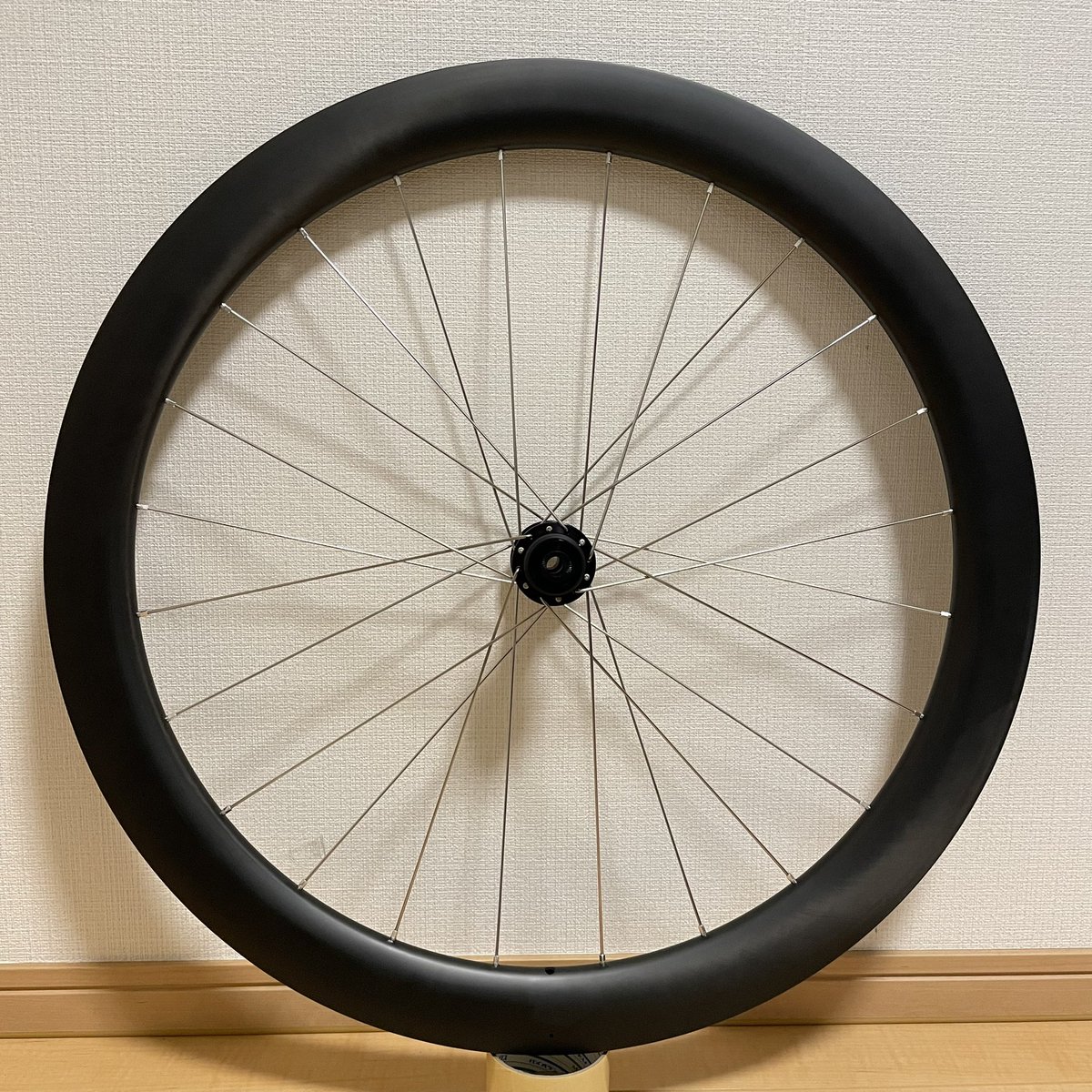 NTR_wheel's tweet photo. 本業の後に夜な夜な作業中。
丹精込めてホイールをこしらえます。
ひとまず1本完成。

で、タスクが溜まるわけです。
連絡待ちの方すみません！🙇🏻

#NTRwheel
#wheelbuild 
#手組みホイール
#ロードバイク 
#roadbike https://t.co/tckILGY0gq