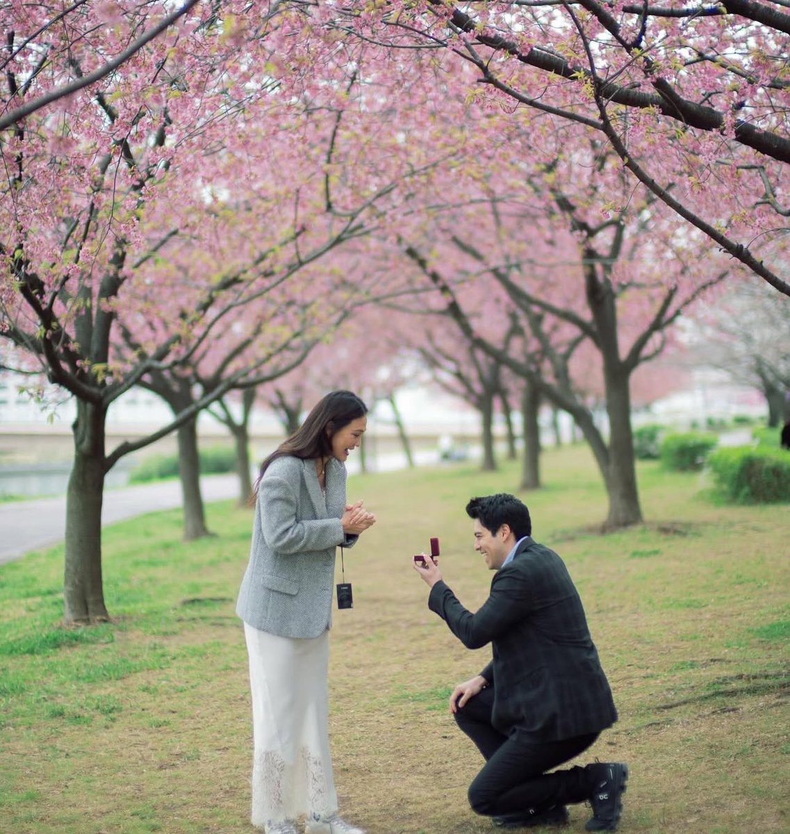 THE_BLACKBIBLE's tweet photo. Momen Lamaran yang Romantis
           Dalam foto yang dibagikan, terlihat Maxime berlutut sambil menyodorkan cincin kepada Luna dengan latar belakang bunga sakura yang indah. Luna menerima lamaran tersebut dengan penuh kebahagiaan, menuliskan, "Dengan hati yang dipenuhi dengan cinta, saya katakan 'Ya' kepadamu. Untuk perjalanan indah yang kita tulis bersama, untuk selamanya.