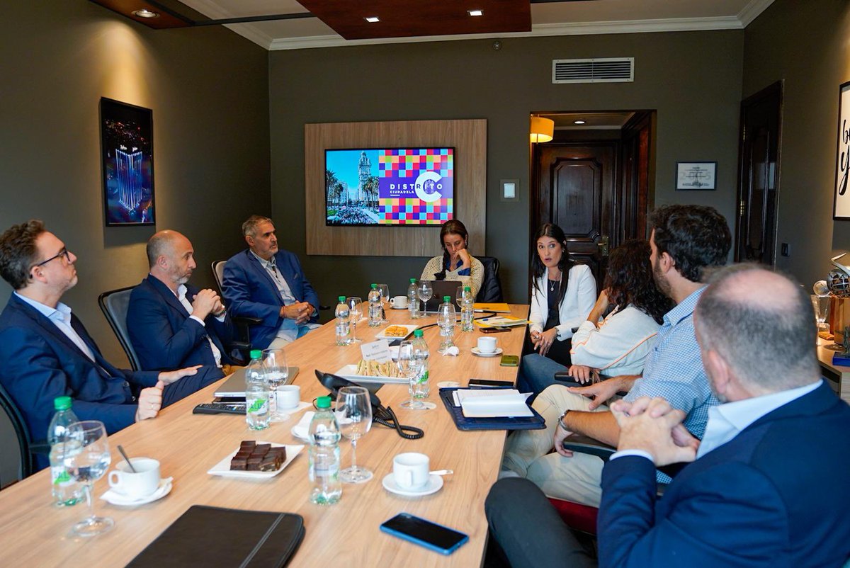 vickitacaceres's tweet photo. Hoy reunidos con Distrito Ciudadela porque tenemos que pensar en potenciar el turismo y la cultura de nuestro casco histórico. Para eso la mirada de empresarios, gestores culturales y sociedad civil es fundamental! https://t.co/mDVXYIejym