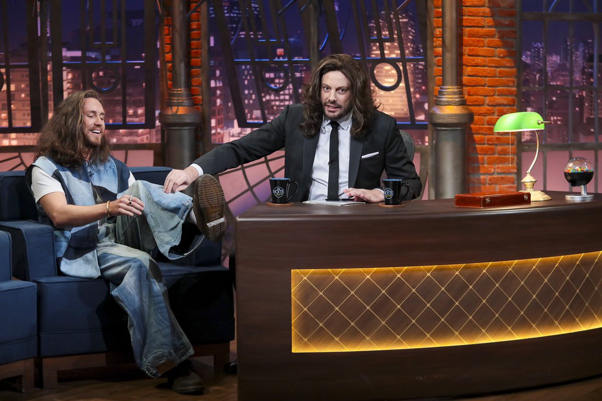 VitorKley's tweet photo. the cabelos no the noite 💙 primeira vez de ‘Que Seja de Alegria’ na televisão e de verdade, to muito feliz e agradecido pelo carinho que tiveram comigo no programa =)) assistam hj! @SBTTheNoite @DaniloGentili 

📸 Rogerio Pallatta/SBT https://t.co/Xo73ClbQeD