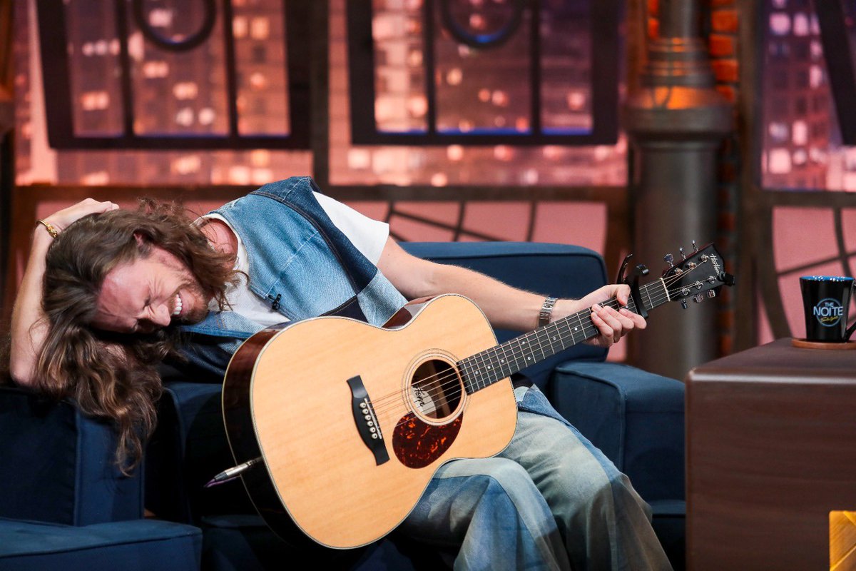 VitorKley's tweet photo. the cabelos no the noite 💙 primeira vez de ‘Que Seja de Alegria’ na televisão e de verdade, to muito feliz e agradecido pelo carinho que tiveram comigo no programa =)) assistam hj! @SBTTheNoite @DaniloGentili 

📸 Rogerio Pallatta/SBT https://t.co/Xo73ClbQeD