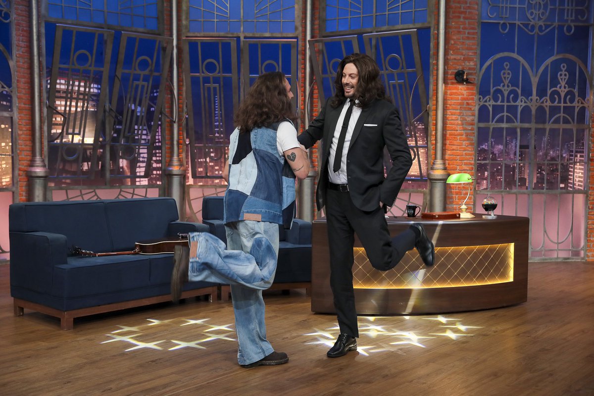 VitorKley's tweet photo. the cabelos no the noite 💙 primeira vez de ‘Que Seja de Alegria’ na televisão e de verdade, to muito feliz e agradecido pelo carinho que tiveram comigo no programa =)) assistam hj! @SBTTheNoite @DaniloGentili 

📸 Rogerio Pallatta/SBT https://t.co/Xo73ClbQeD