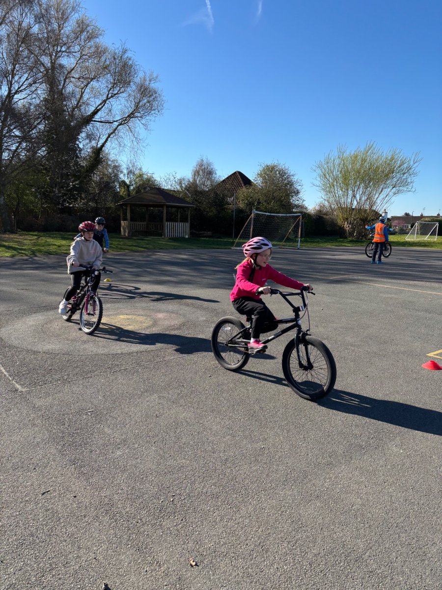 Ysgol Sant Dunawd tweet media