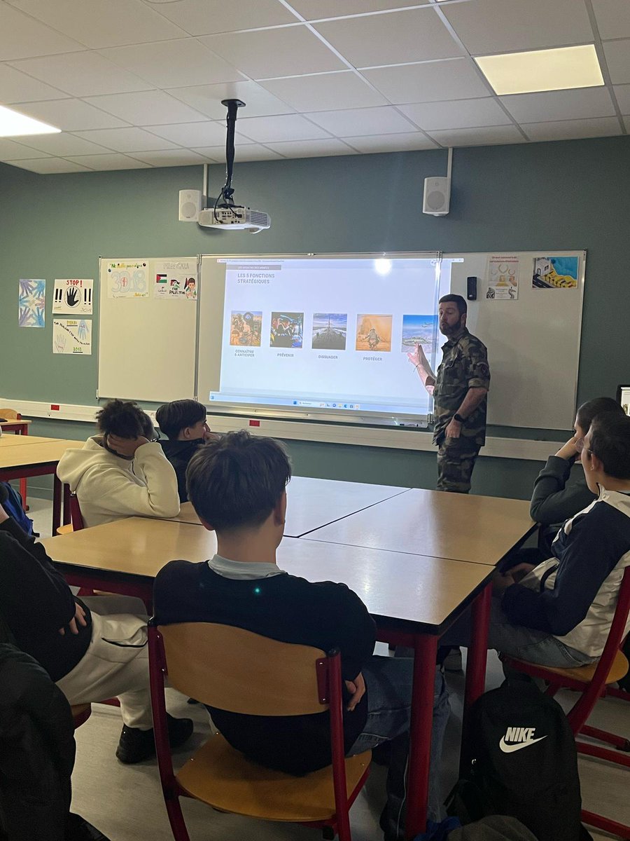 LaFayette036's tweet photo. Intervention du #cirfa de Bourges auprès des élèves de 4ème du collège @LaFayette036
Découverte des métiers et des perspectives professionnelles de l'#armeedeterre
#parcoursavenir
@ac_orleanstours
@Chateauroux36 https://t.co/ze8yidcSaP