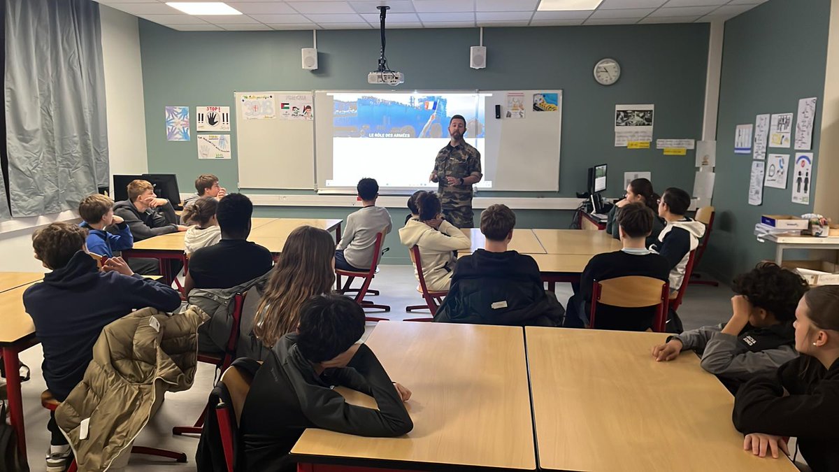 LaFayette036's tweet photo. Intervention du #cirfa de Bourges auprès des élèves de 4ème du collège @LaFayette036
Découverte des métiers et des perspectives professionnelles de l'#armeedeterre
#parcoursavenir
@ac_orleanstours
@Chateauroux36 https://t.co/ze8yidcSaP