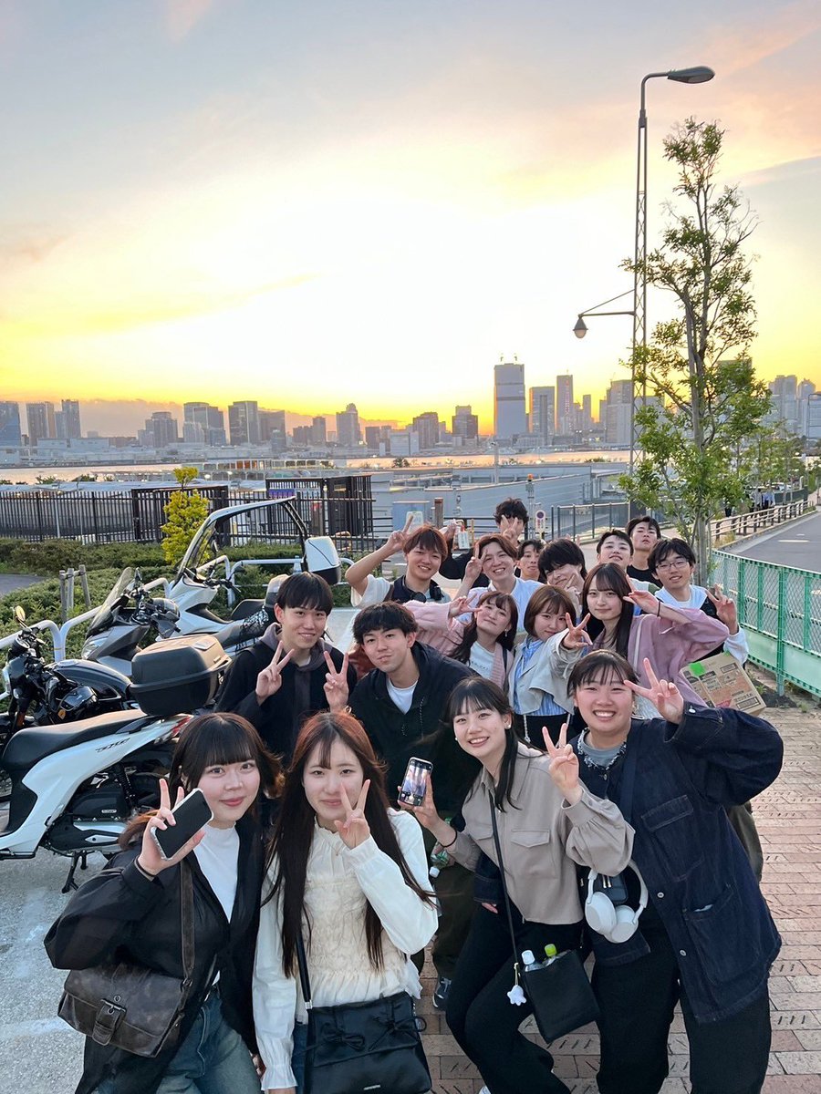 HOMEhosei's tweet photo. 新入生の皆さん、入学おめでとうございます！🌸

明日からの新入生歓迎のブースでは、履修相談やサークルの紹��などやっているのでぜひ来てください！🔥

4/2日と4/4日に、小金井公園で15時-17時で練習を行います！🎾

ぜひ来てください！🏃‍➡️

写真は去年のです！

#春から法政 https://t.co/KQiiINNVYa