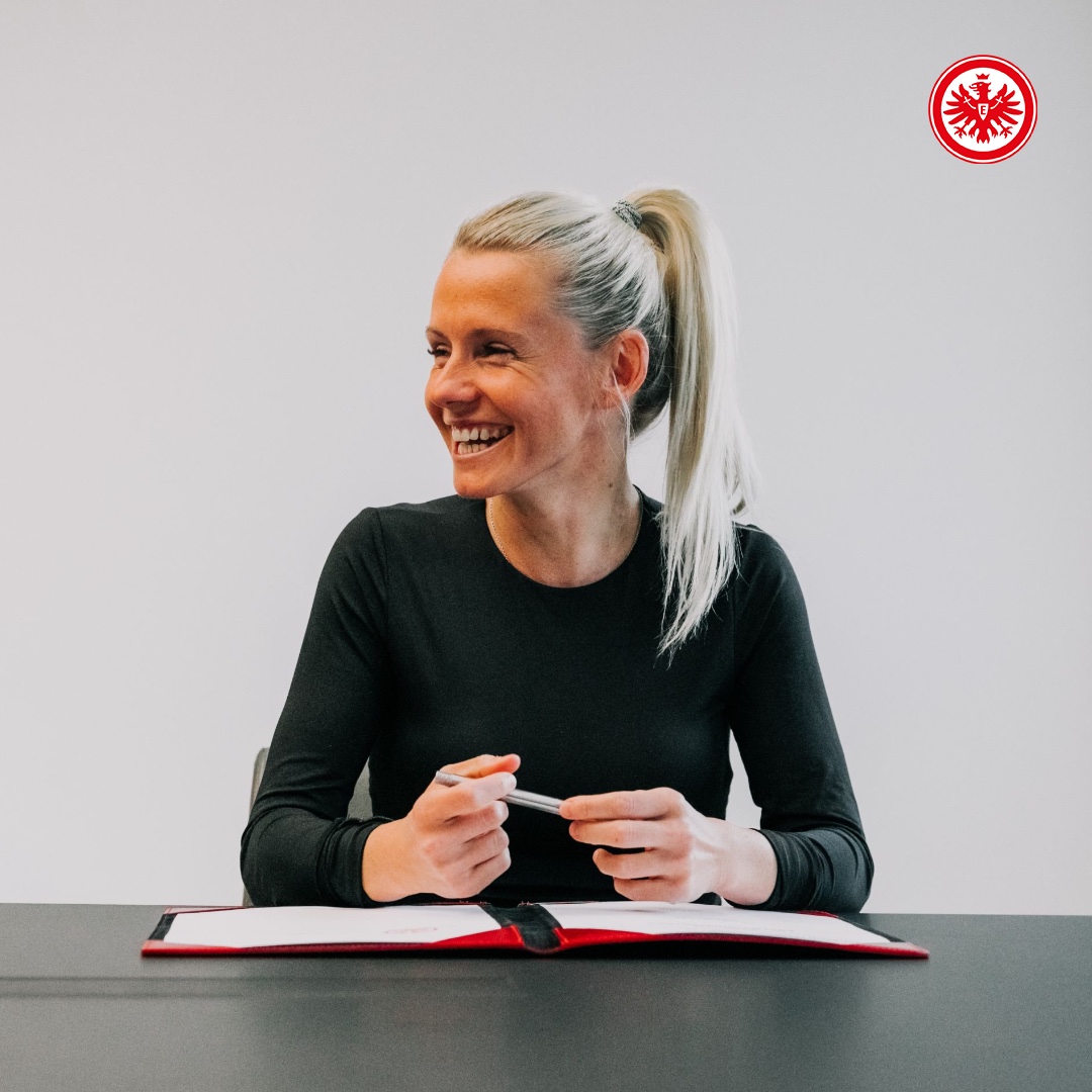 🦅 <a href="/juliasimic/">Julia Simic</a> verlängert ihren Vertrag und wird unser U20 als alleinige Cheftrainerin in die nächste Saison führen 🤝

Zur News: go.eintracht.de/aVT9XK

#SGE #EintrachtFrauen #NichtOhneMeineMädels