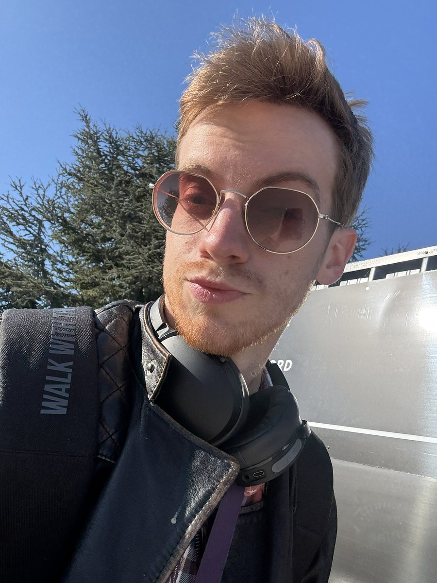 VulpixLux's tweet image. Loving this spring sunshine!
Happy Tuesday 💙