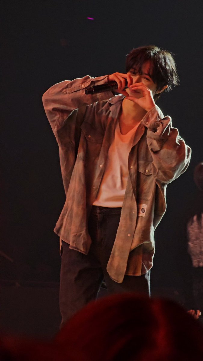 TXT_NL's tweet photo. 250401 Beomgyu at soundcheck
❤️🩵
#TXTinAmsterdam
#MOAdam https://t.co/MMLkiCW54t