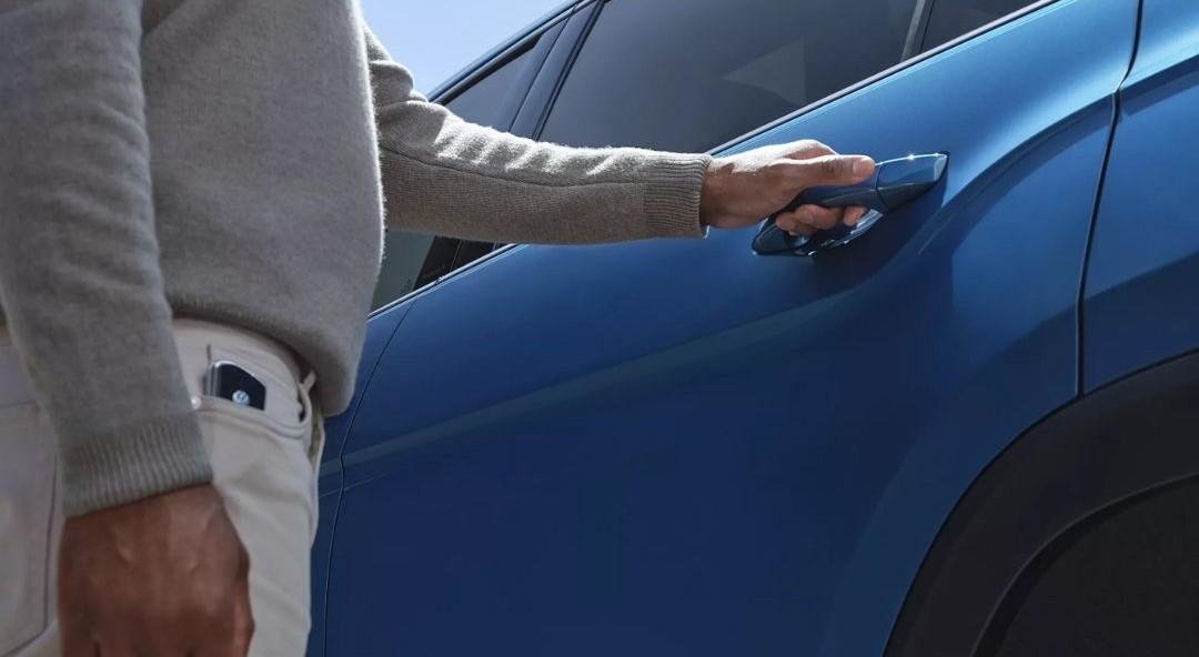 RCVolkswagen's tweet image. Don’t be fooled, this could be YOU taking a Volkswagen for a spin! 😎🚗 #AprilFools #VolkswagenDrive #TestDriveReady"