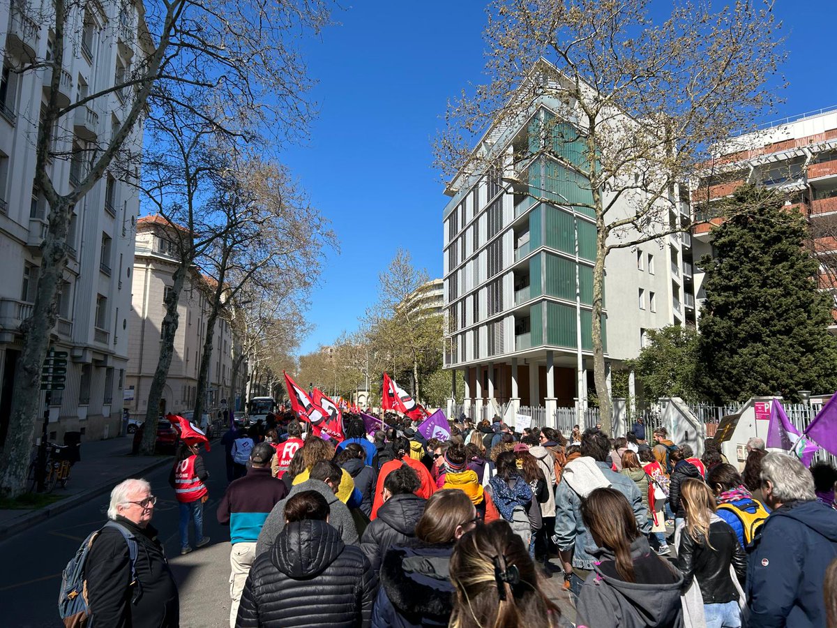 udfoRhone's tweet photo. Pour l'augmentation des salaires et contre la convention collective unique : Plus de 1 200 salariés de l'action sociale et de la santé privée en grève et manifestation à Lyon ce jour. Direction la Préfecture pour déposer les revendications ! https://t.co/oJyj4aTbIy