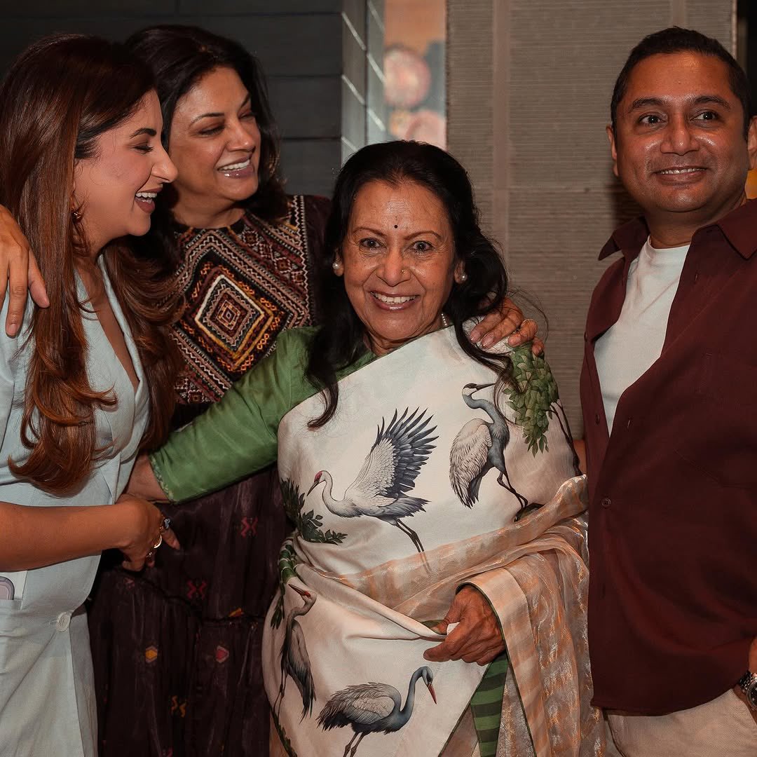 Payal_Armaan209's tweet image. Rina Aunty 80th Bday!🥳

#Aashmaan
#Beautifulfamily