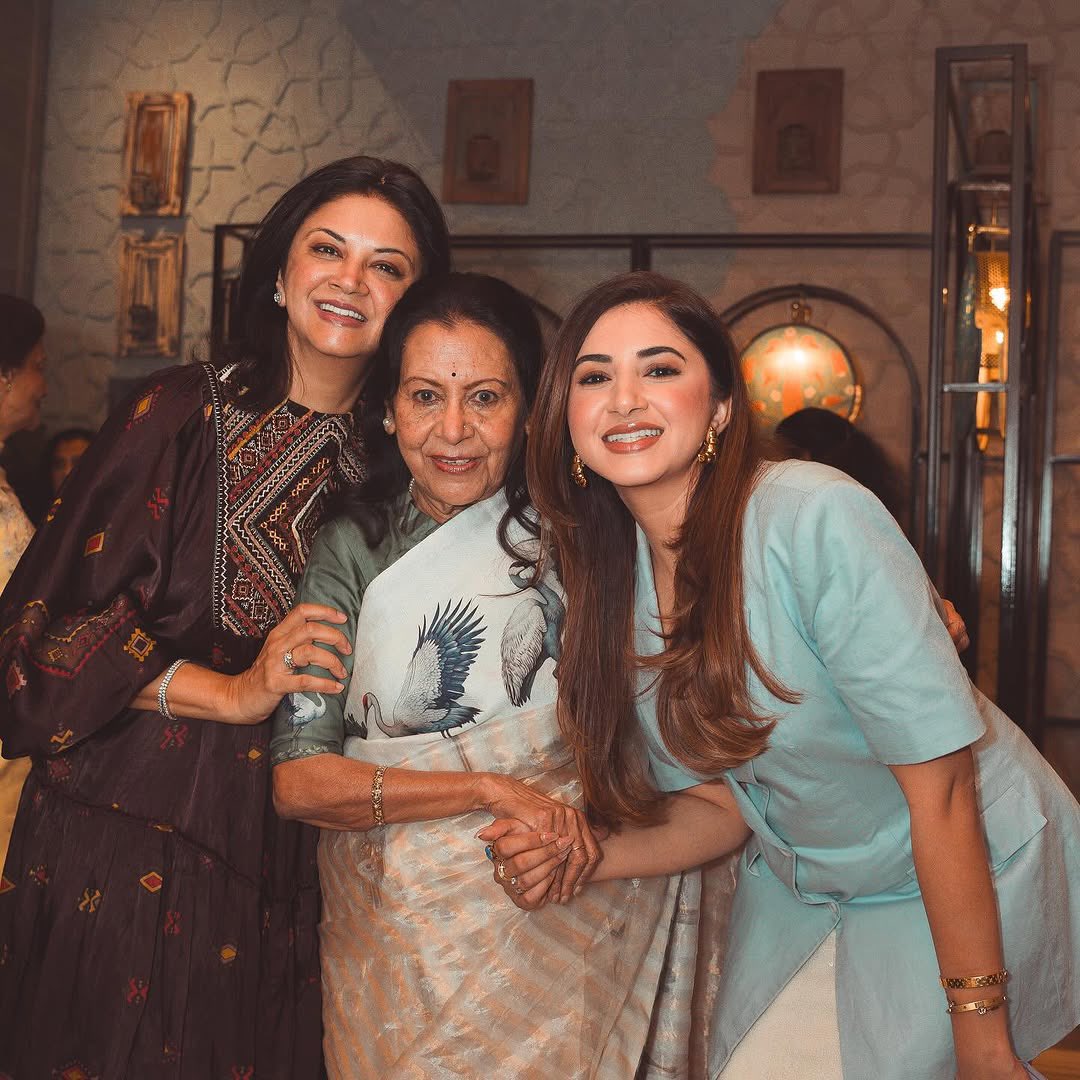 Payal_Armaan209's tweet image. Rina Aunty 80th Bday!🥳

#Aashmaan
#Beautifulfamily